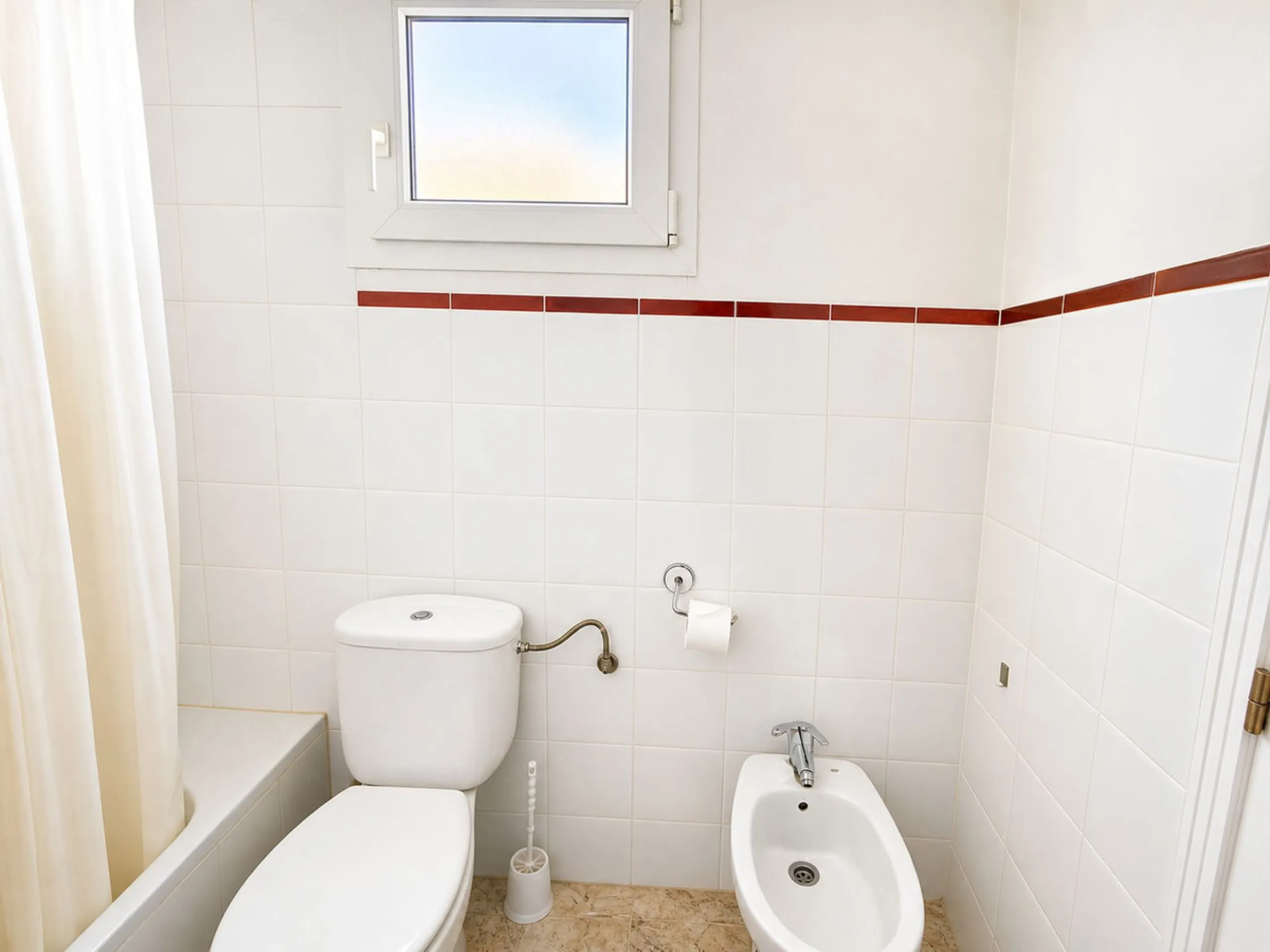 Fantastic 1-bedroom BEACHFRONT penthouse located in the well-known La Noria III development in San Luis de Sabinillas, straight at the beach and surrounded by all amenities.
