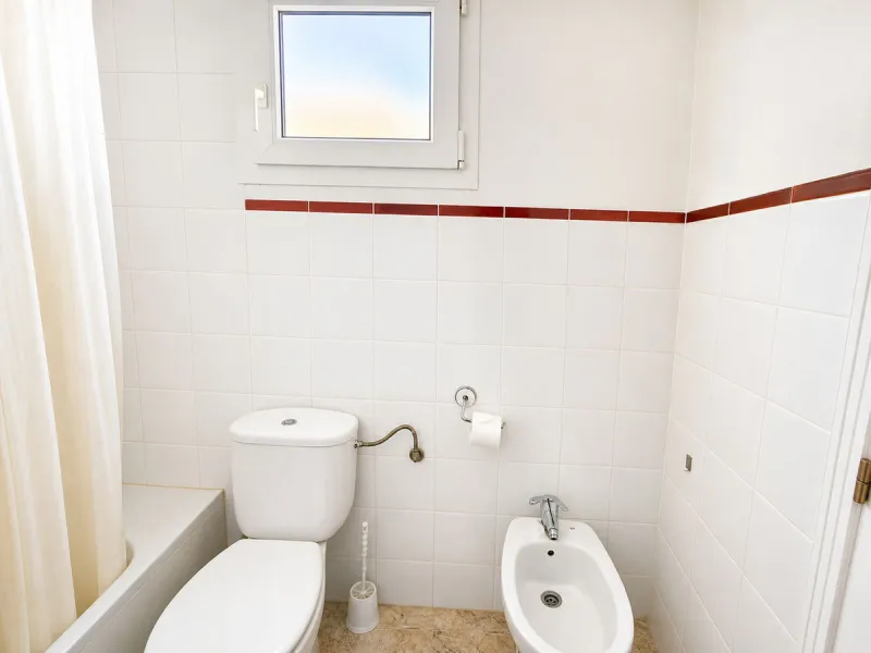 Fantastic 1-bedroom BEACHFRONT penthouse located in the well-known La Noria III development in San Luis de Sabinillas, straight at the beach and surrounded by all amenities.
