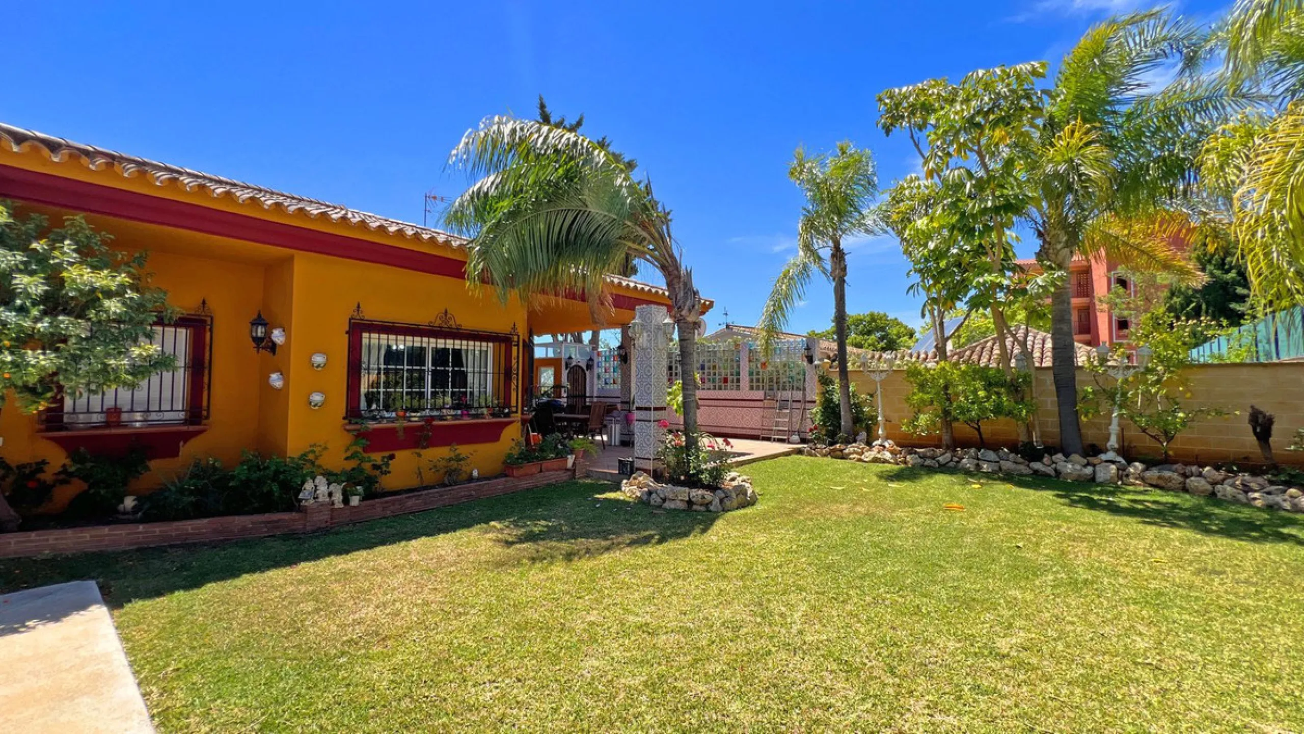 Looking for a new place to call home? This huge villa located in the lower area of La Reserva de Marbella is the perfect choice.