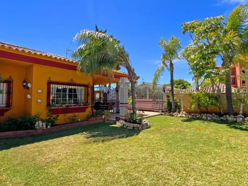 Looking for a new place to call home? This huge villa located in the lower area of La Reserva de Marbella is the perfect choice.