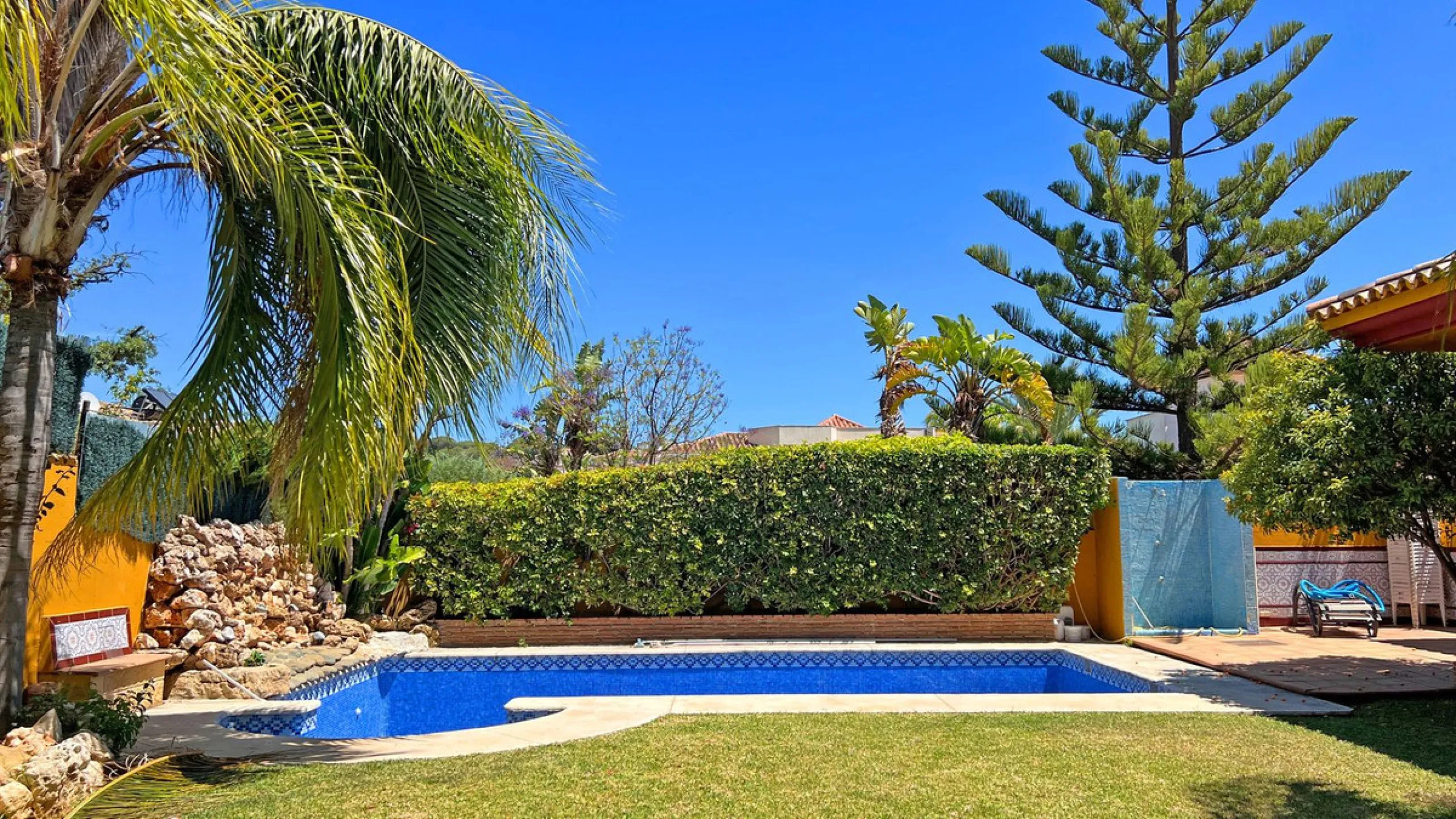 Looking for a new place to call home? This huge villa located in the lower area of La Reserva de Marbella is the perfect choice.
