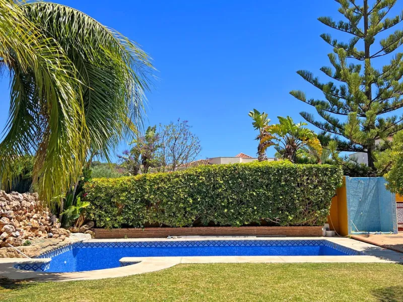 Looking for a new place to call home? This huge villa located in the lower area of La Reserva de Marbella is the perfect choice.