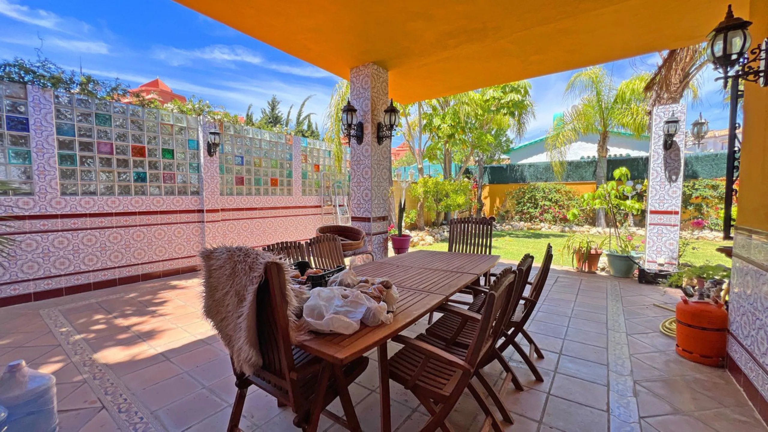 Looking for a new place to call home? This huge villa located in the lower area of La Reserva de Marbella is the perfect choice.
