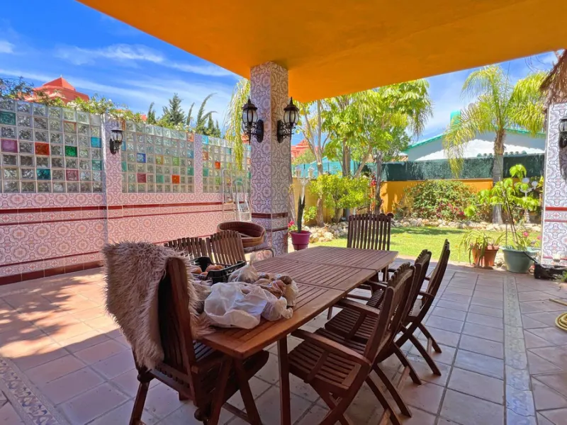 Looking for a new place to call home? This huge villa located in the lower area of La Reserva de Marbella is the perfect choice.