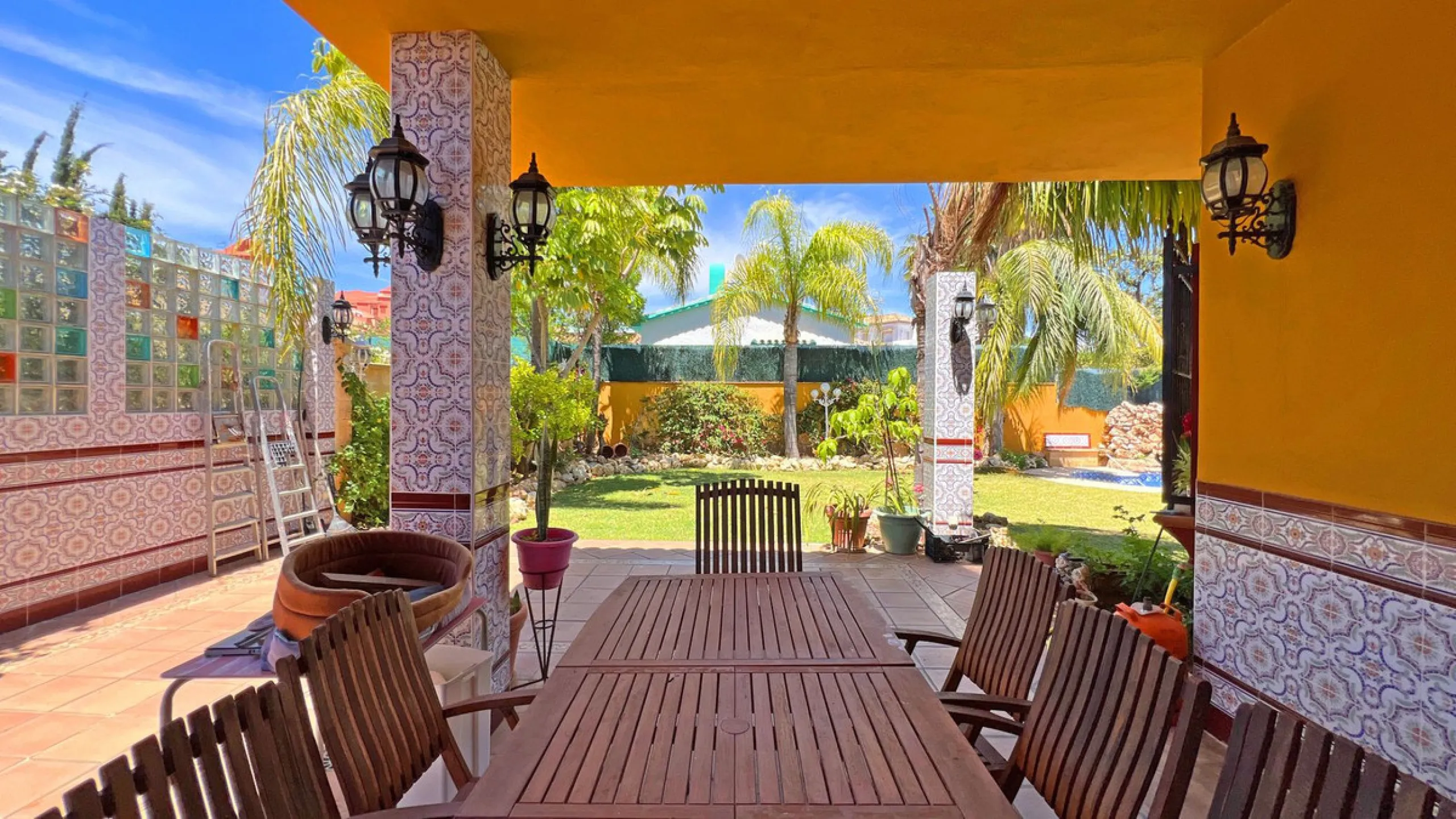 Looking for a new place to call home? This huge villa located in the lower area of La Reserva de Marbella is the perfect choice.