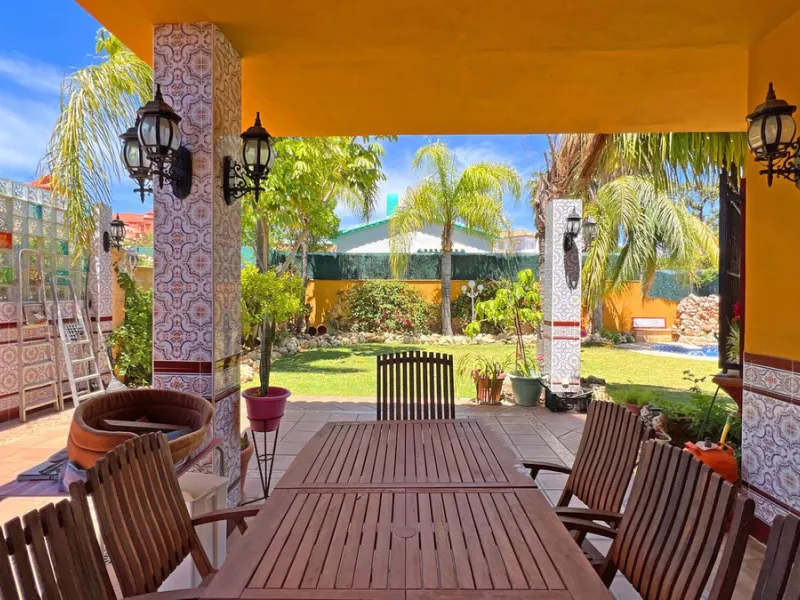 Looking for a new place to call home? This huge villa located in the lower area of La Reserva de Marbella is the perfect choice.