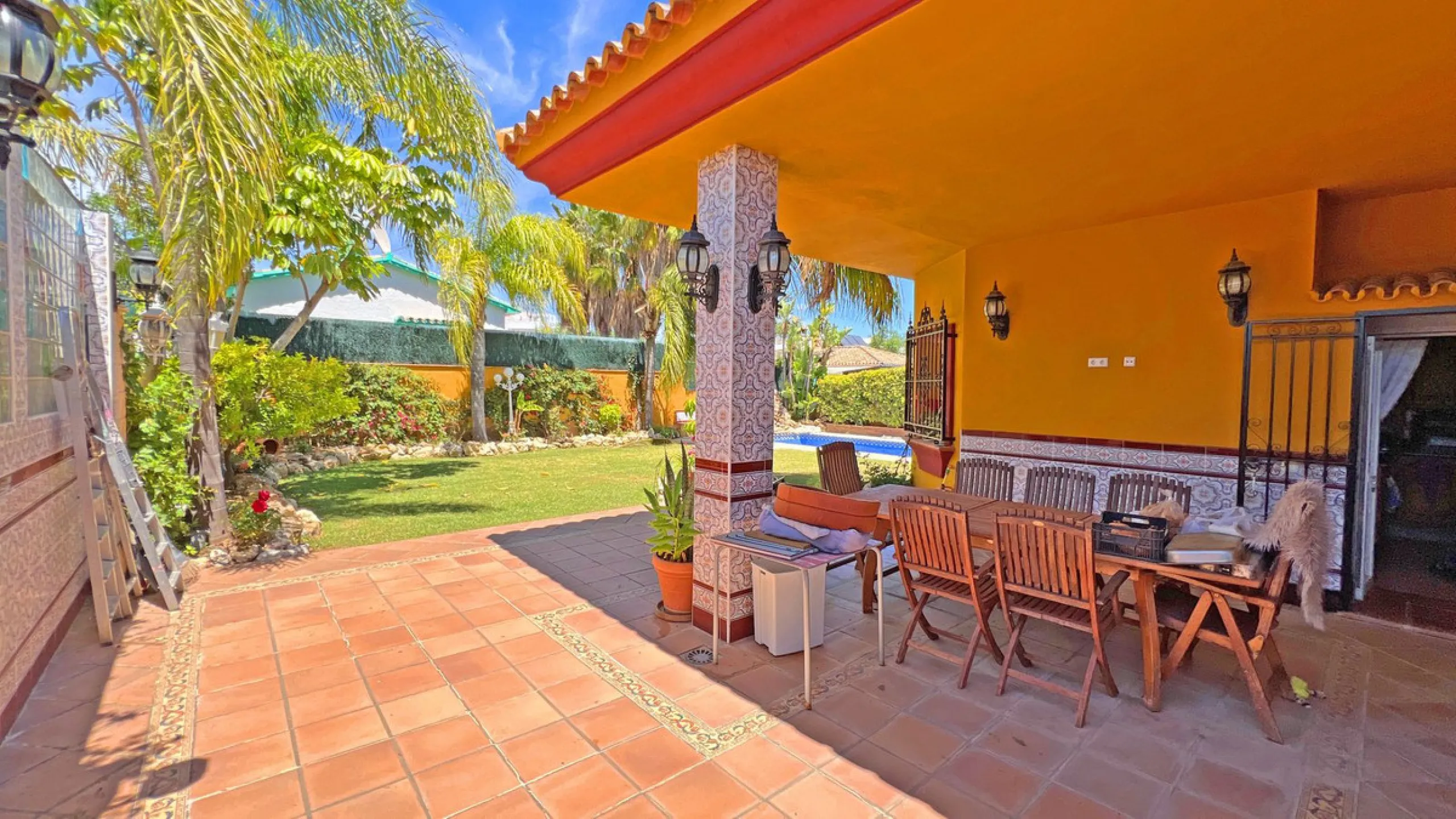 Looking for a new place to call home? This huge villa located in the lower area of La Reserva de Marbella is the perfect choice.