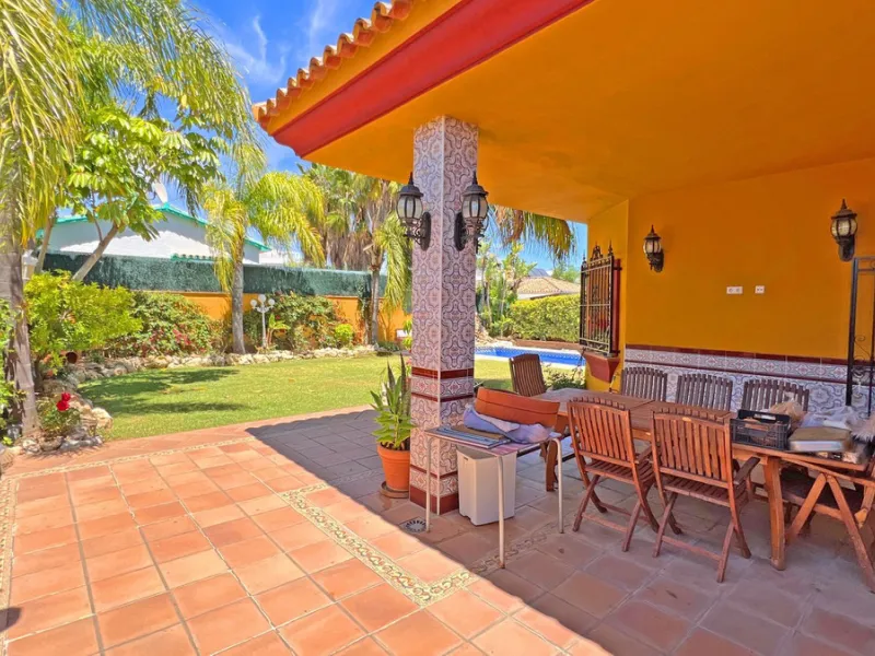 Looking for a new place to call home? This huge villa located in the lower area of La Reserva de Marbella is the perfect choice.
