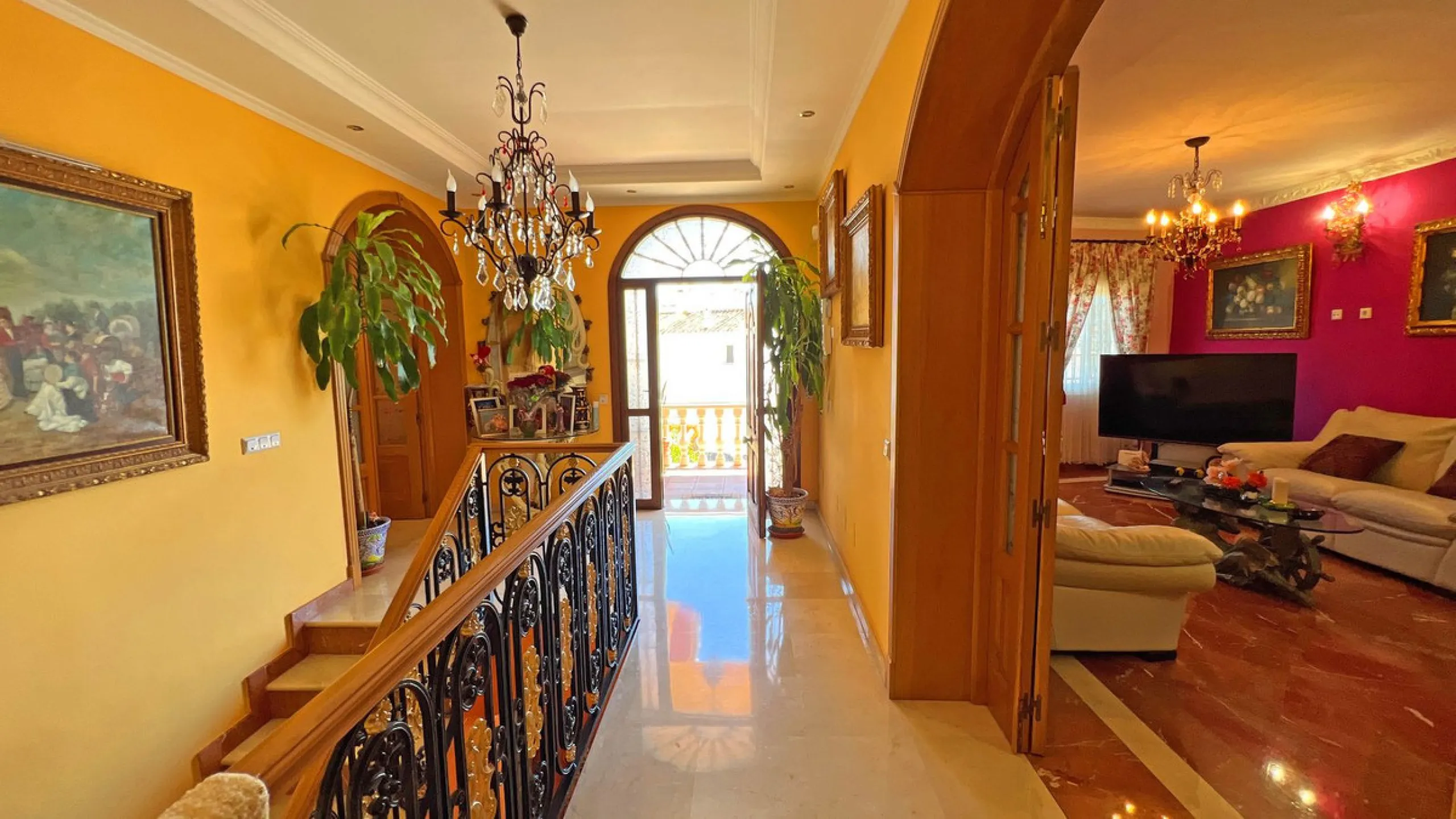 Looking for a new place to call home? This huge villa located in the lower area of La Reserva de Marbella is the perfect choice.