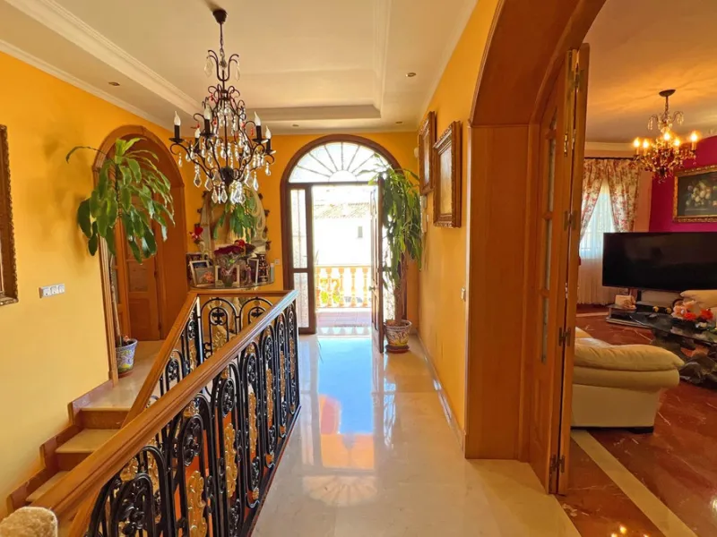 Looking for a new place to call home? This huge villa located in the lower area of La Reserva de Marbella is the perfect choice.