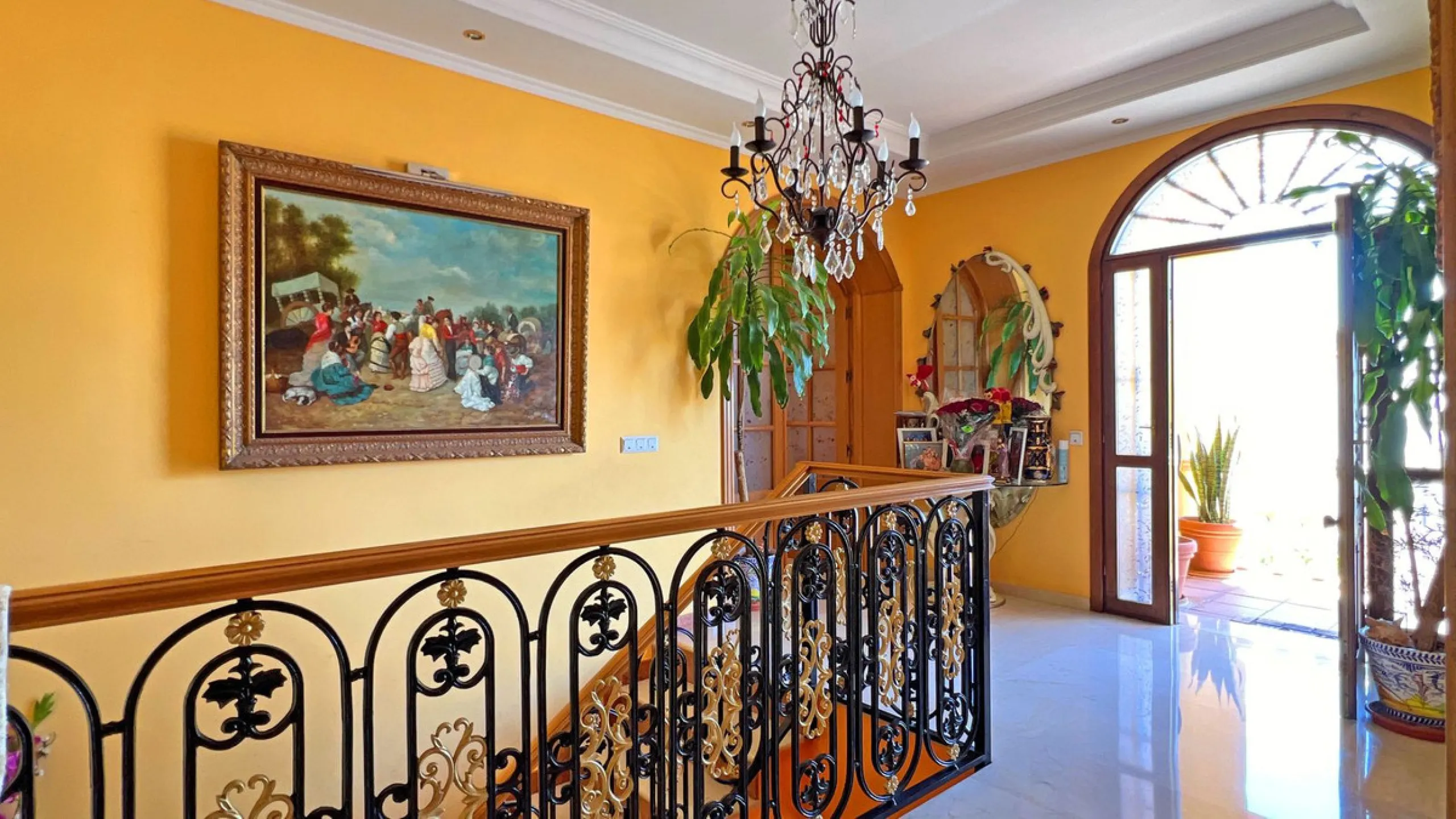 Looking for a new place to call home? This huge villa located in the lower area of La Reserva de Marbella is the perfect choice.