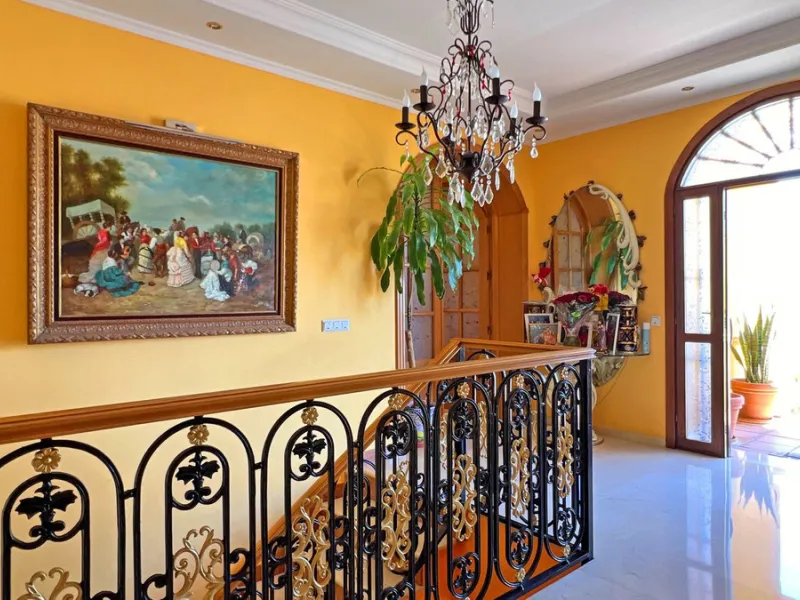 Looking for a new place to call home? This huge villa located in the lower area of La Reserva de Marbella is the perfect choice.