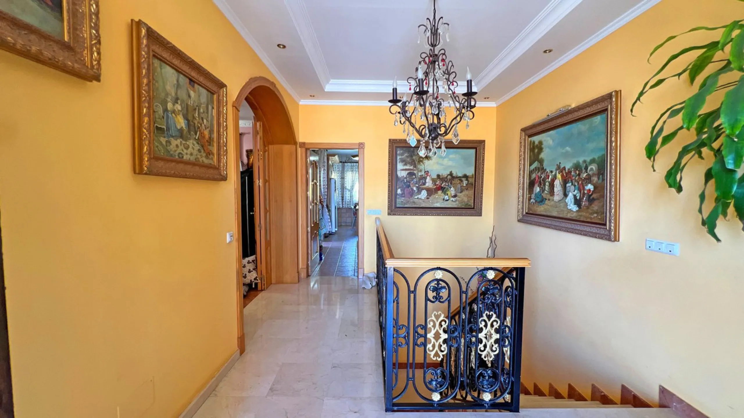 Looking for a new place to call home? This huge villa located in the lower area of La Reserva de Marbella is the perfect choice.