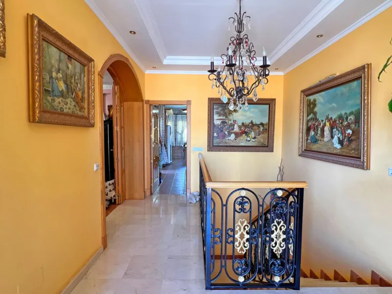 Looking for a new place to call home? This huge villa located in the lower area of La Reserva de Marbella is the perfect choice.