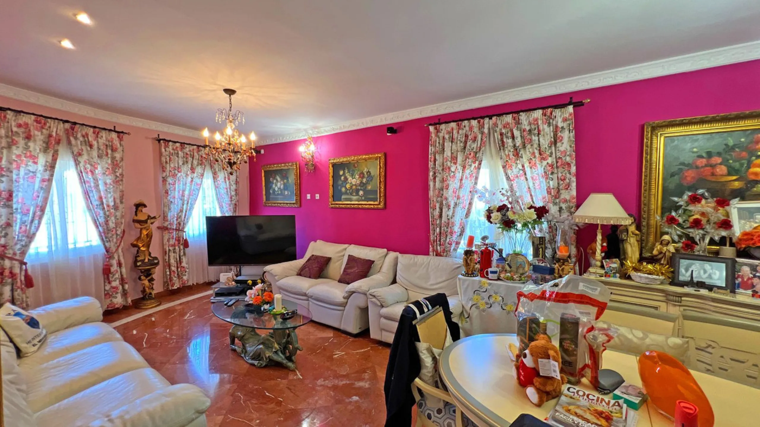 Looking for a new place to call home? This huge villa located in the lower area of La Reserva de Marbella is the perfect choice.