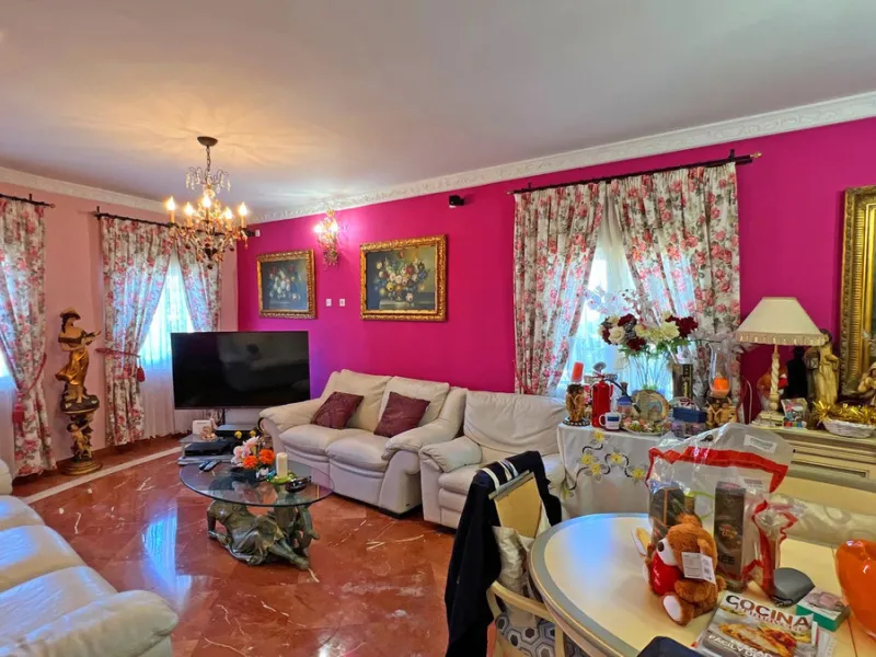 Looking for a new place to call home? This huge villa located in the lower area of La Reserva de Marbella is the perfect choice.