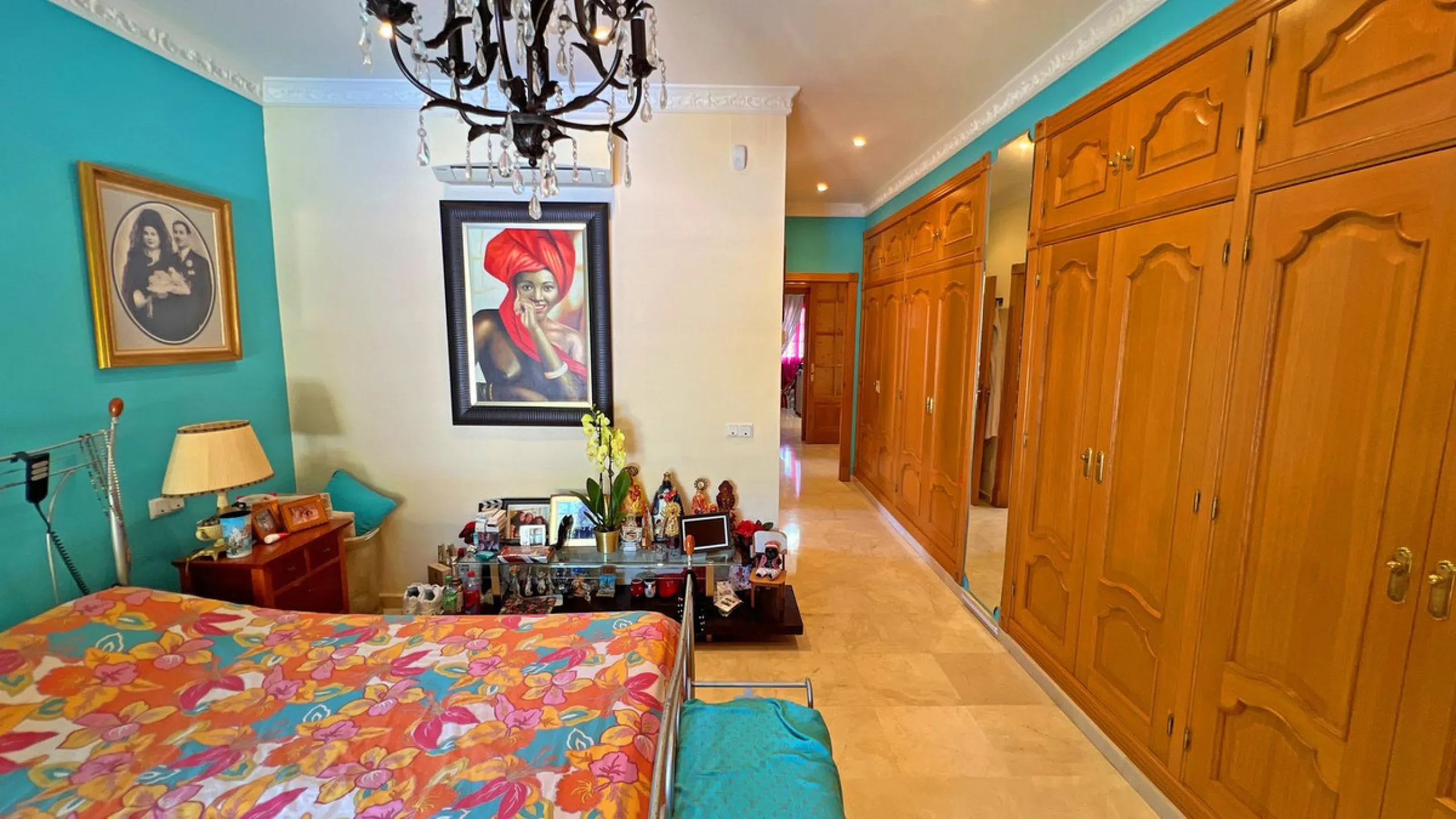 Looking for a new place to call home? This huge villa located in the lower area of La Reserva de Marbella is the perfect choice.