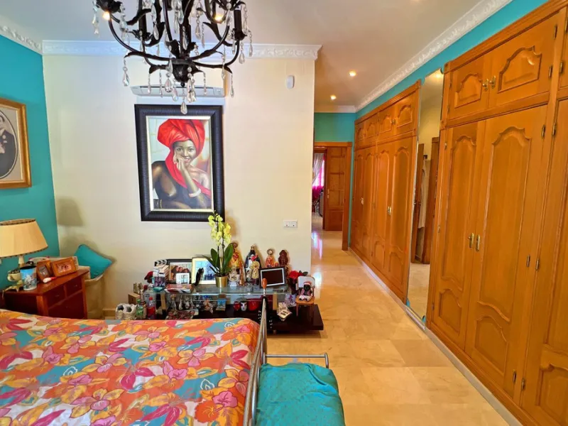Looking for a new place to call home? This huge villa located in the lower area of La Reserva de Marbella is the perfect choice.