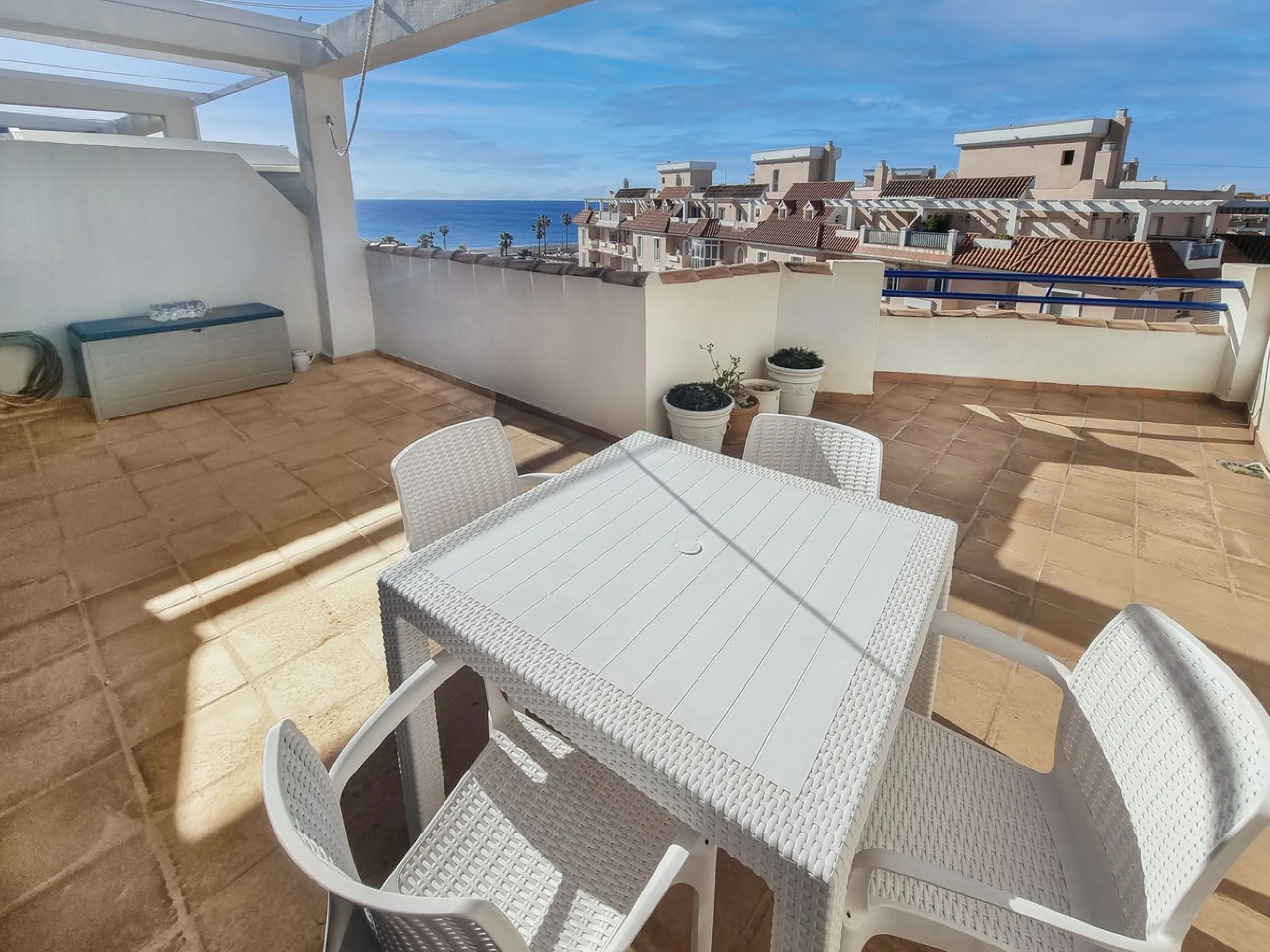Fantastic 1-bedroom BEACHFRONT penthouse located in the well-known La Noria III development in San Luis de Sabinillas, straight at the beach and surrounded by all amenities.