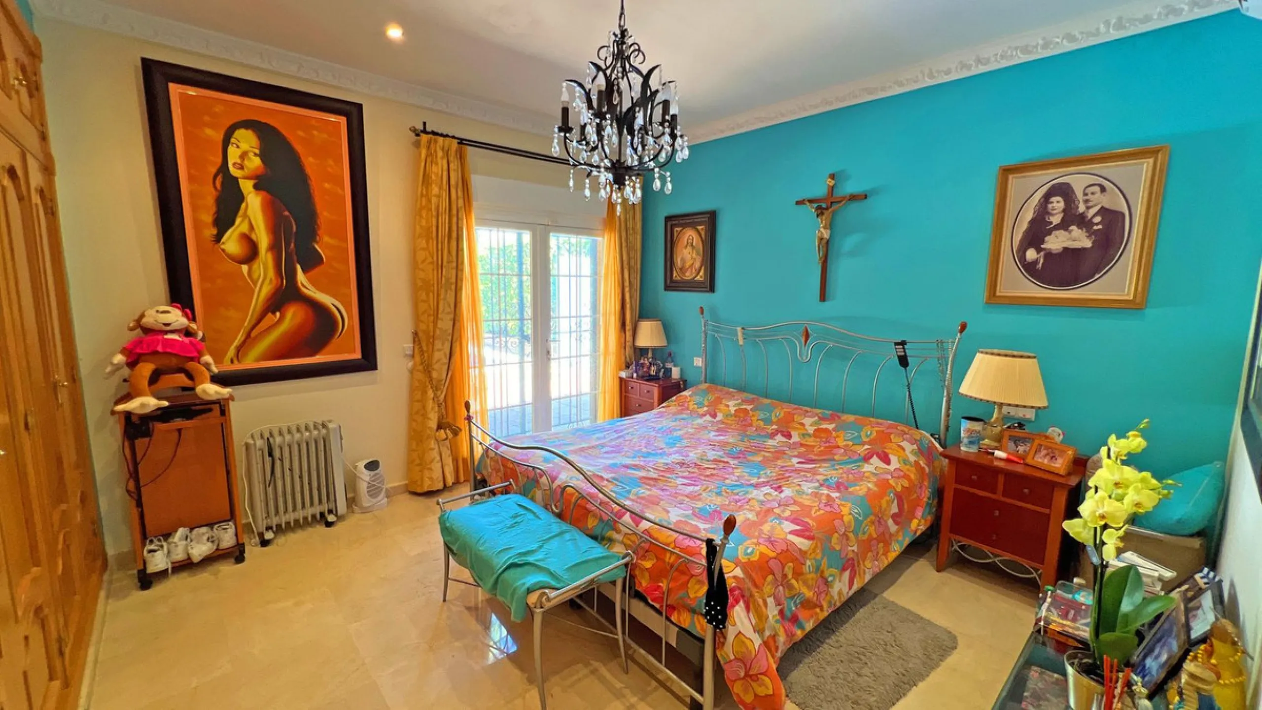 Looking for a new place to call home? This huge villa located in the lower area of La Reserva de Marbella is the perfect choice.