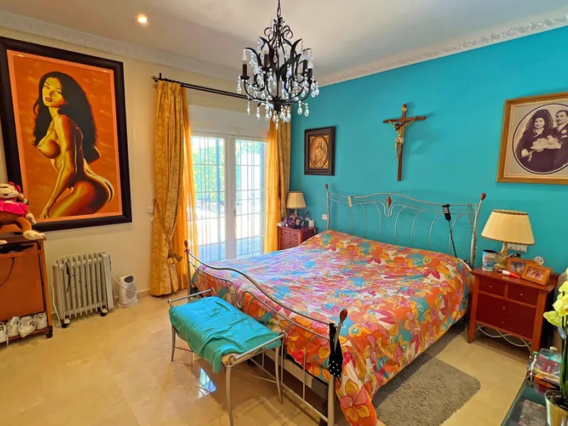 Looking for a new place to call home? This huge villa located in the lower area of La Reserva de Marbella is the perfect choice.