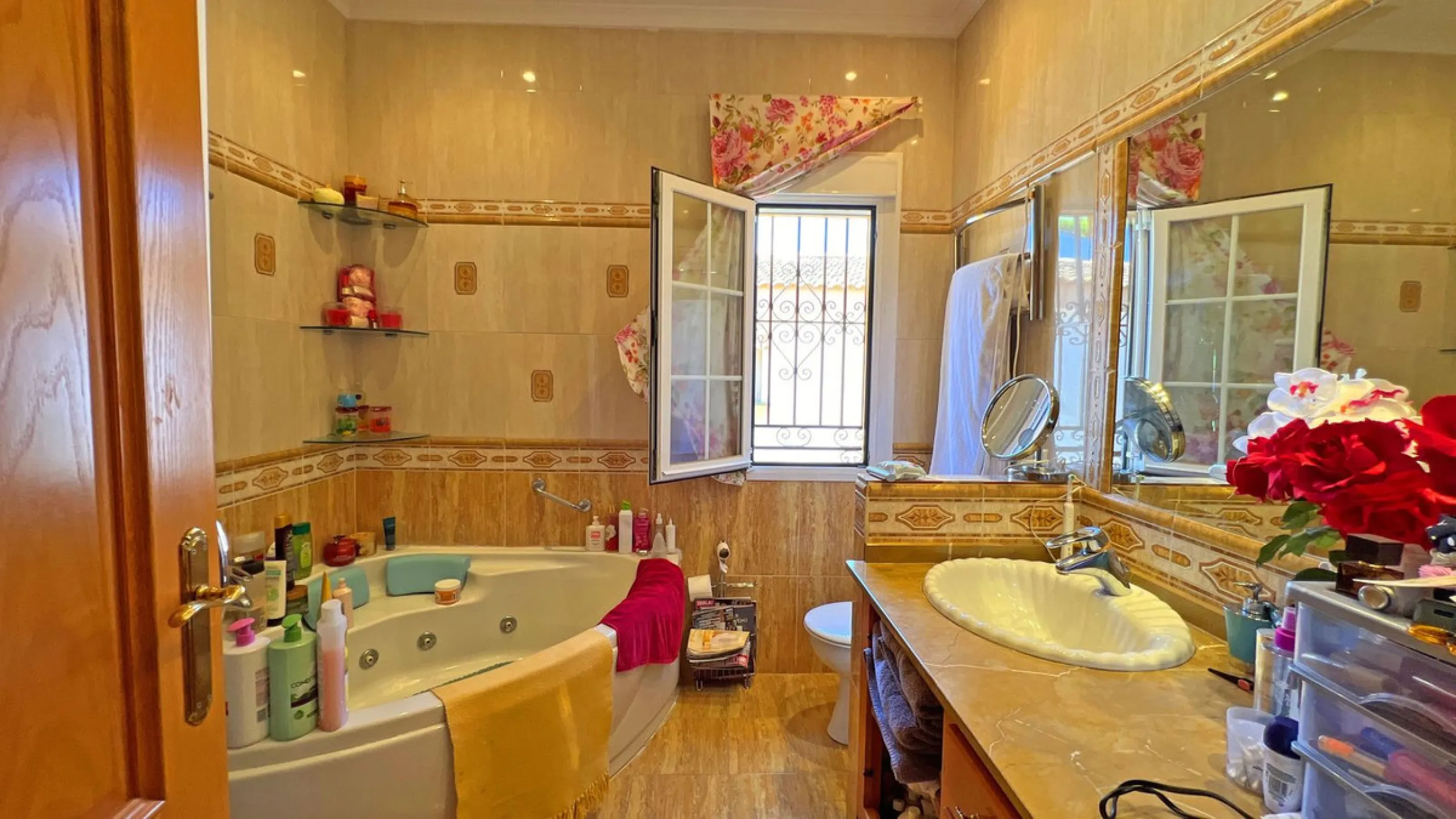 Looking for a new place to call home? This huge villa located in the lower area of La Reserva de Marbella is the perfect choice.