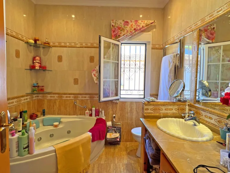 Looking for a new place to call home? This huge villa located in the lower area of La Reserva de Marbella is the perfect choice.