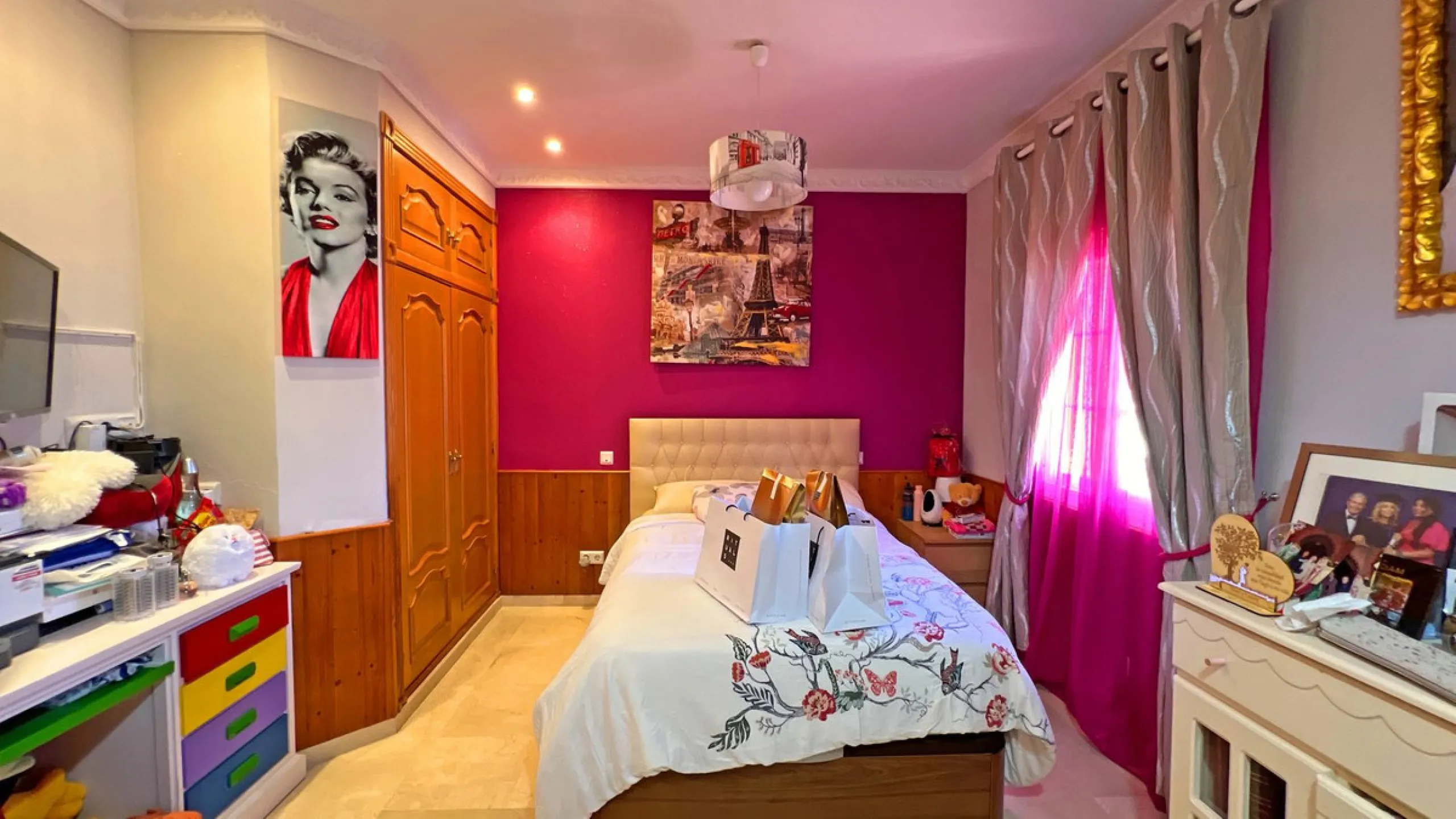 Looking for a new place to call home? This huge villa located in the lower area of La Reserva de Marbella is the perfect choice.