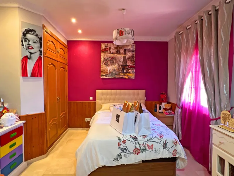 Looking for a new place to call home? This huge villa located in the lower area of La Reserva de Marbella is the perfect choice.