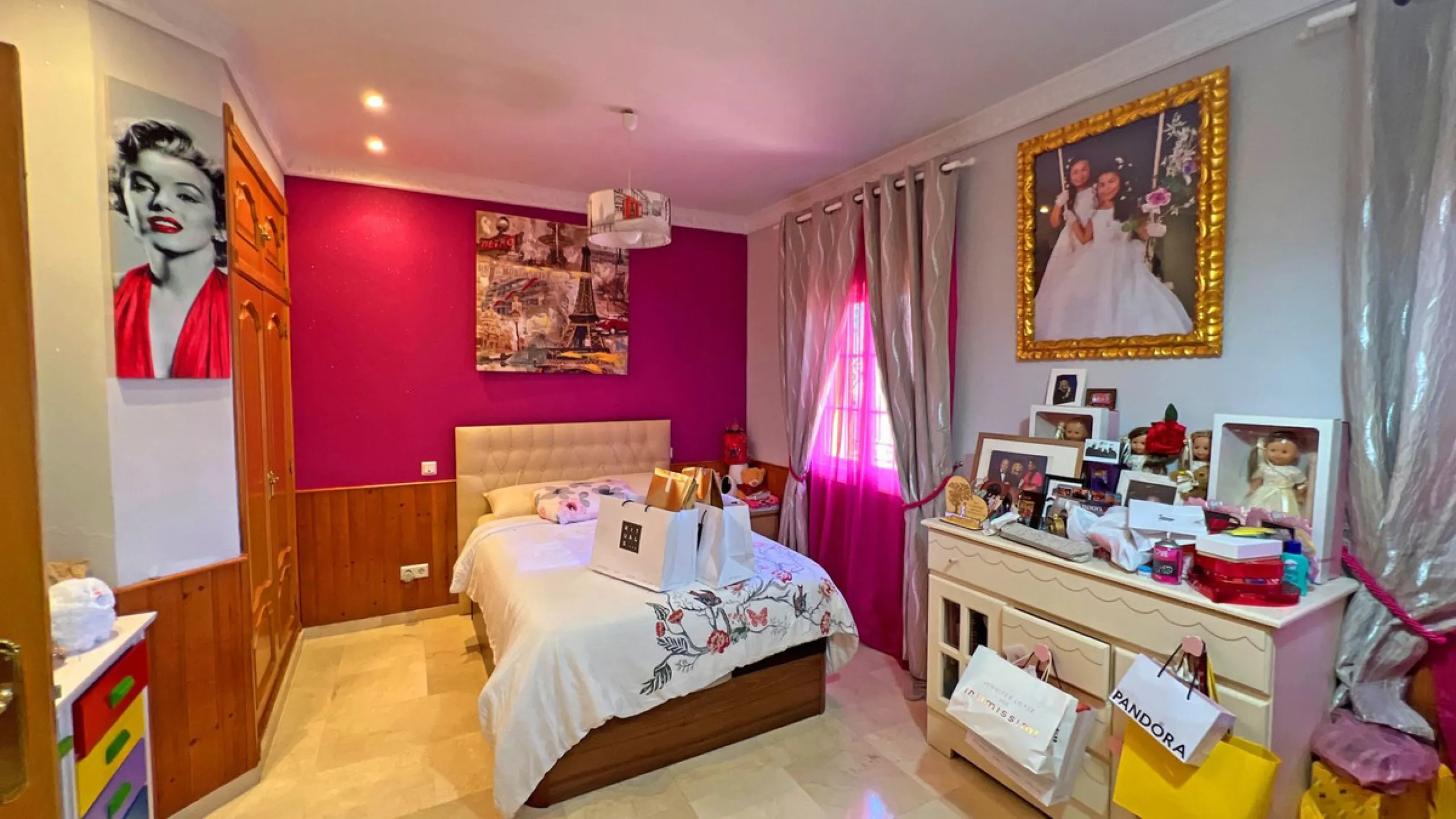 Looking for a new place to call home? This huge villa located in the lower area of La Reserva de Marbella is the perfect choice.