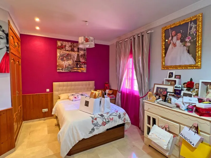 Looking for a new place to call home? This huge villa located in the lower area of La Reserva de Marbella is the perfect choice.