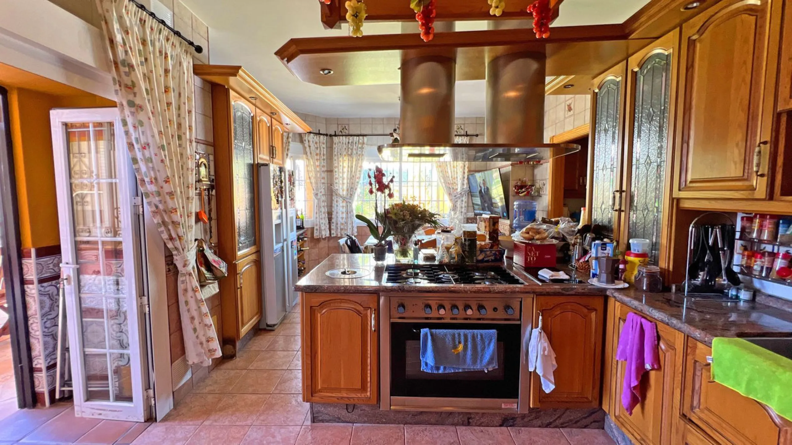 Looking for a new place to call home? This huge villa located in the lower area of La Reserva de Marbella is the perfect choice.