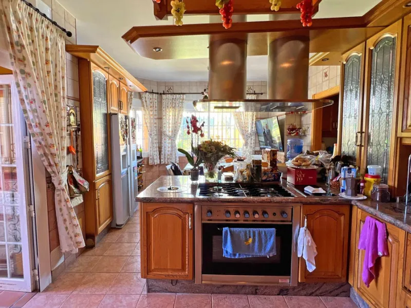 Looking for a new place to call home? This huge villa located in the lower area of La Reserva de Marbella is the perfect choice.