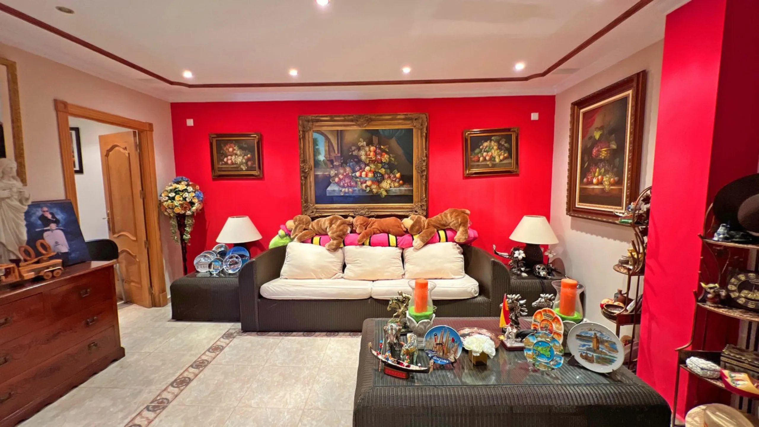 Looking for a new place to call home? This huge villa located in the lower area of La Reserva de Marbella is the perfect choice.