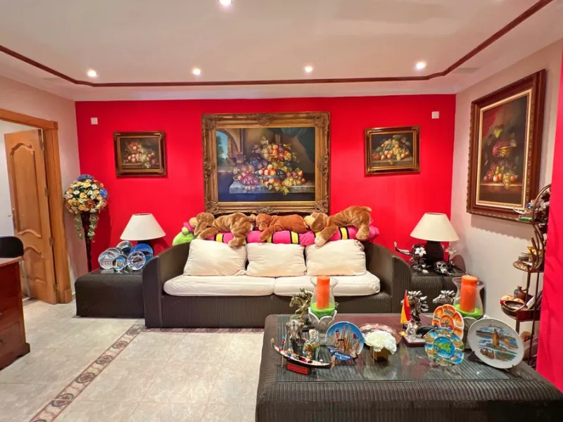 Looking for a new place to call home? This huge villa located in the lower area of La Reserva de Marbella is the perfect choice.
