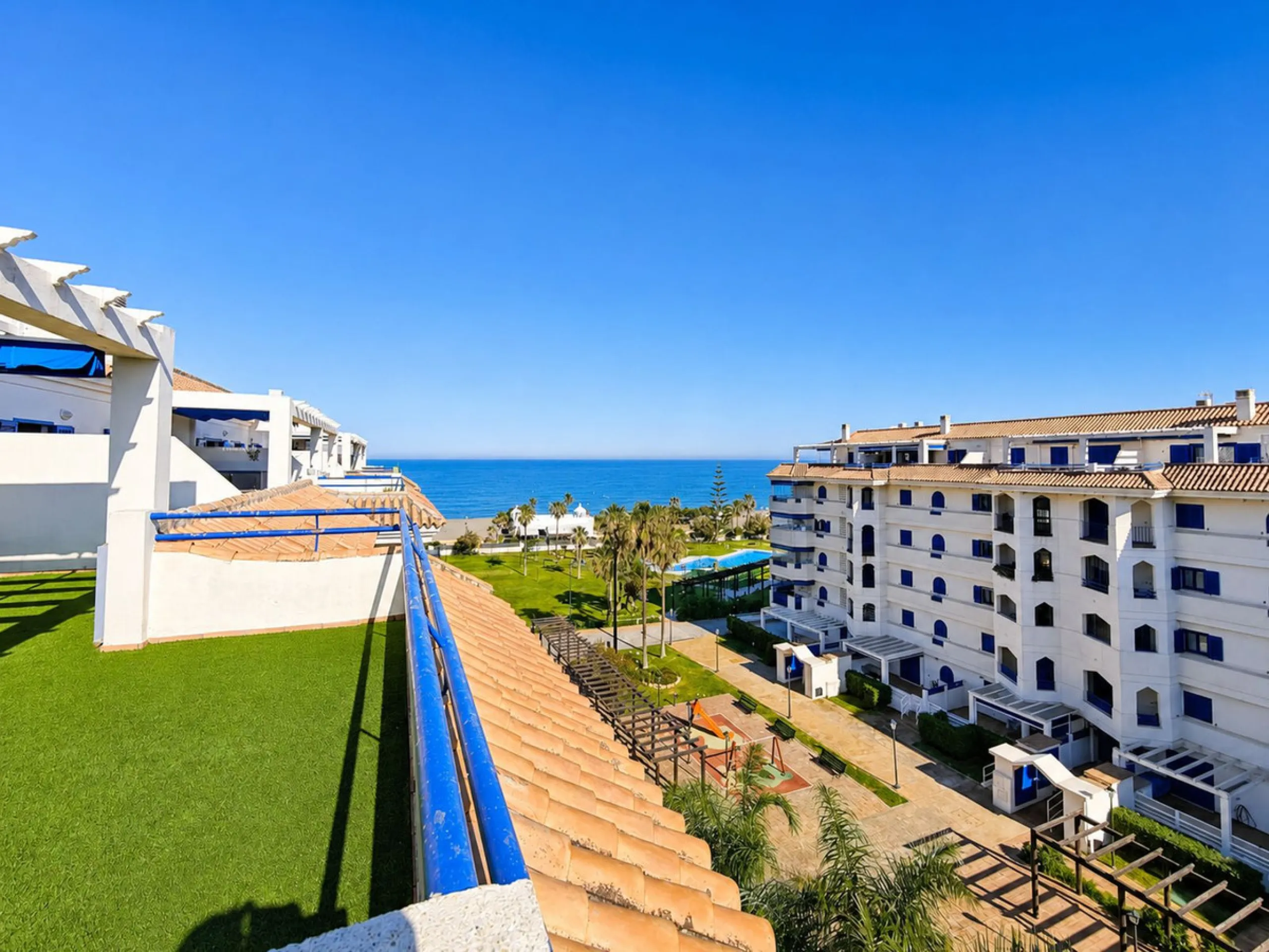 Fantastic 1-bedroom BEACHFRONT penthouse located in the well-known La Noria III development in San Luis de Sabinillas, straight at the beach and surrounded by all amenities.