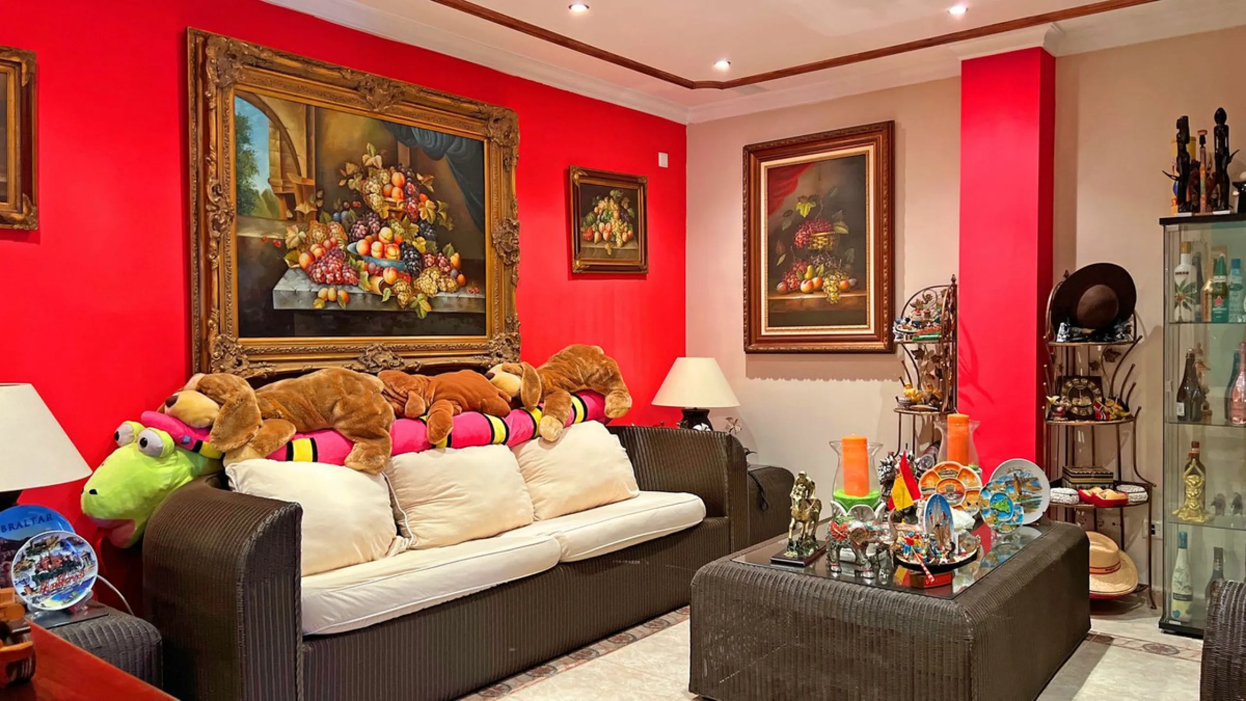 Looking for a new place to call home? This huge villa located in the lower area of La Reserva de Marbella is the perfect choice.