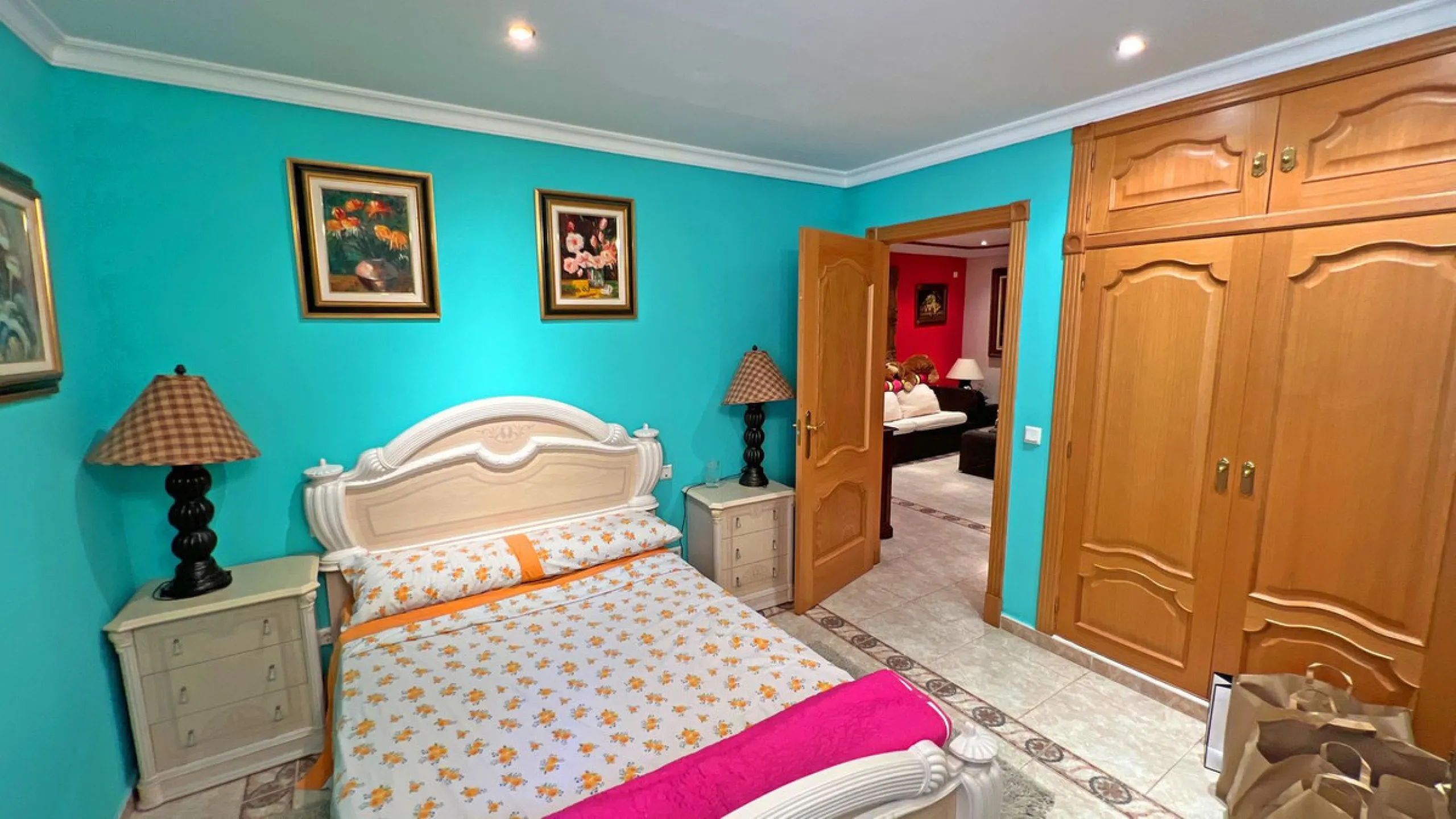 Looking for a new place to call home? This huge villa located in the lower area of La Reserva de Marbella is the perfect choice.