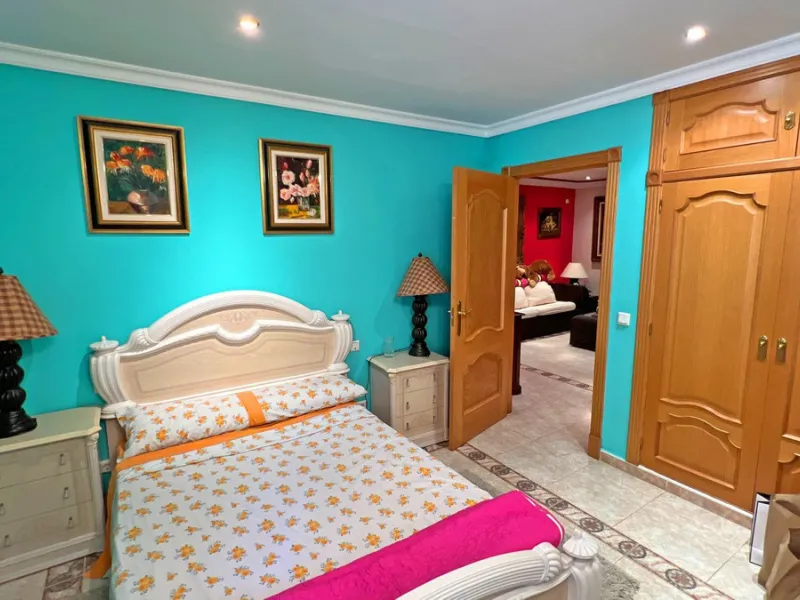Looking for a new place to call home? This huge villa located in the lower area of La Reserva de Marbella is the perfect choice.