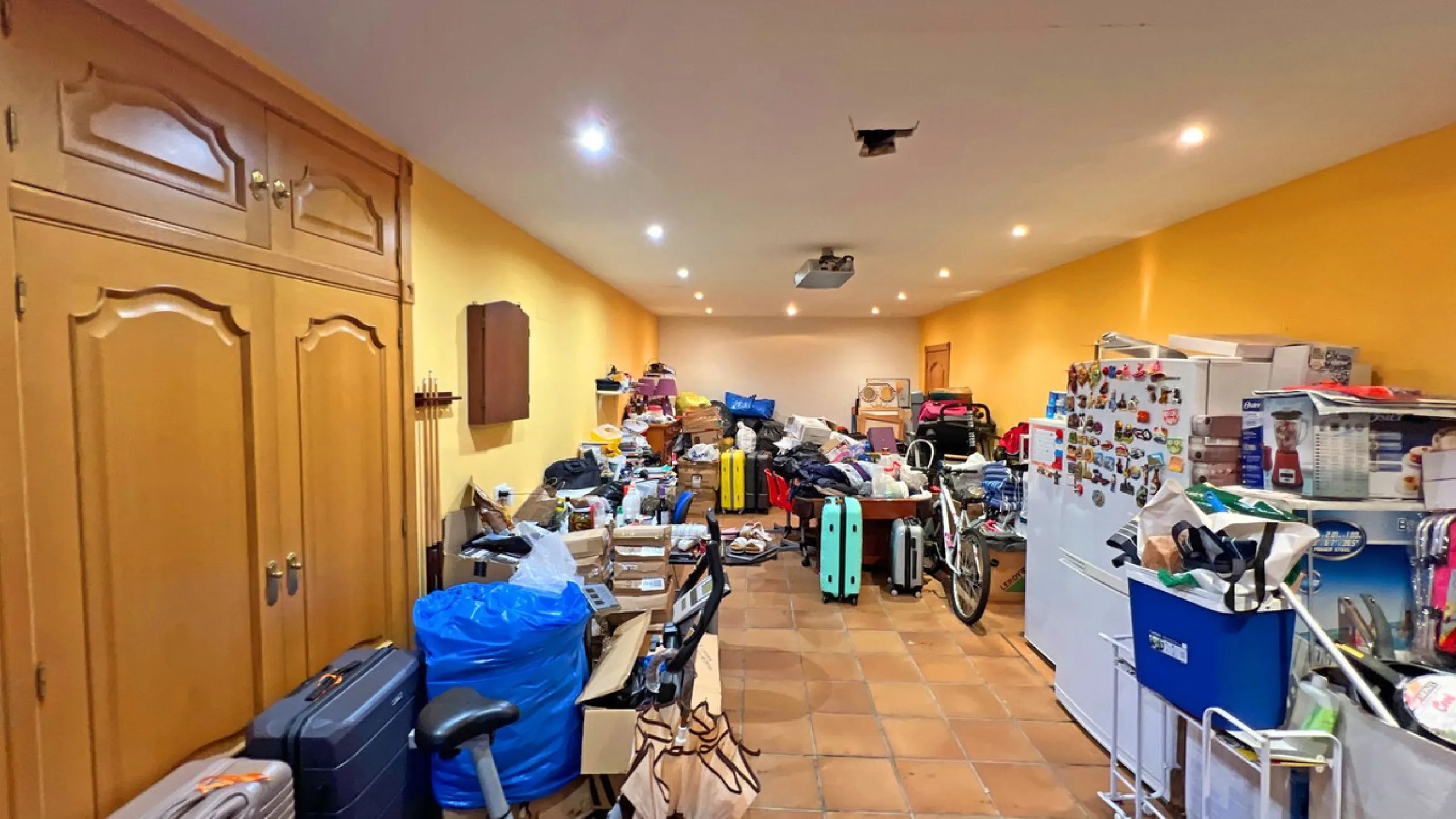 Looking for a new place to call home? This huge villa located in the lower area of La Reserva de Marbella is the perfect choice.