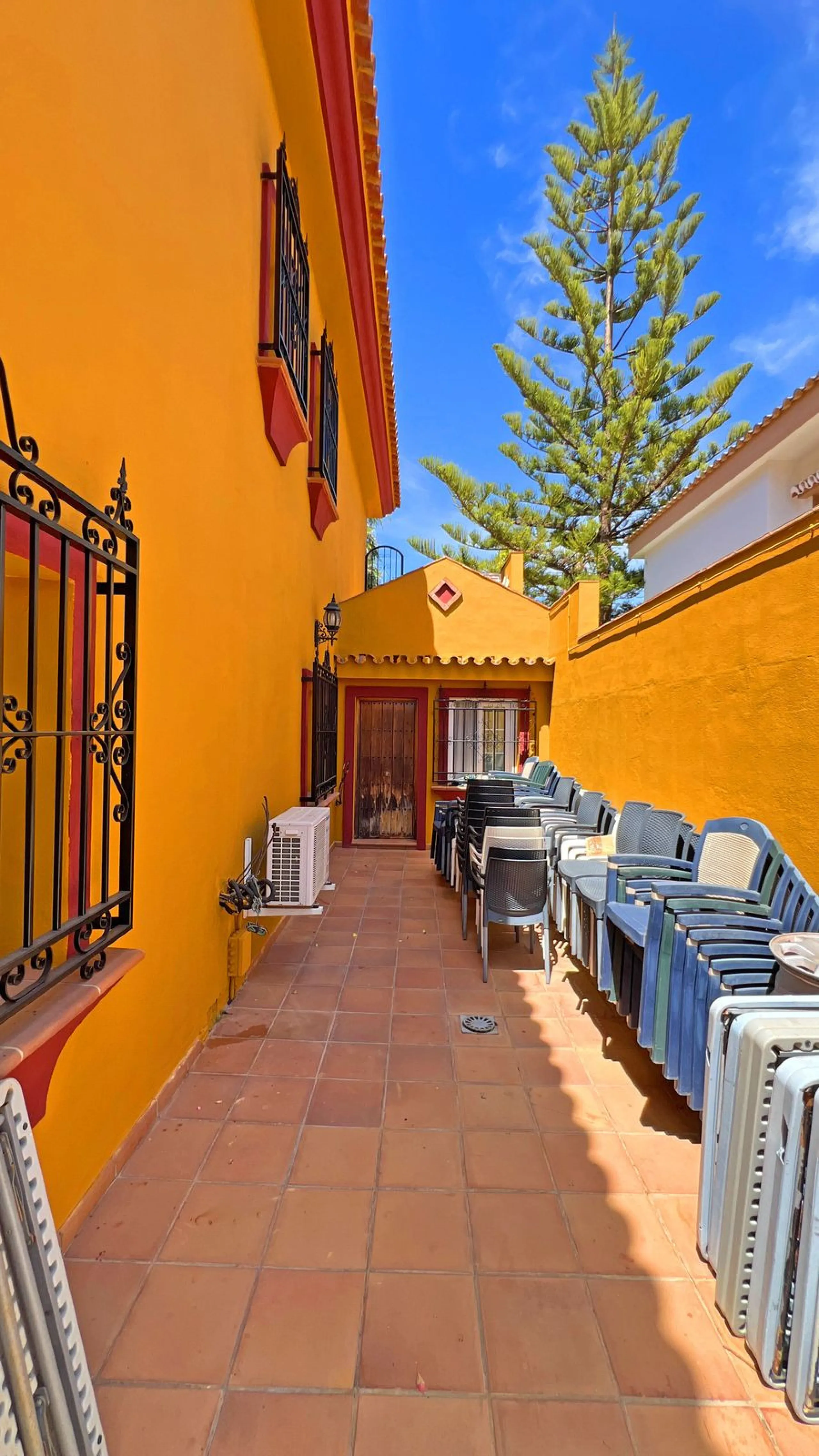 Looking for a new place to call home? This huge villa located in the lower area of La Reserva de Marbella is the perfect choice.
