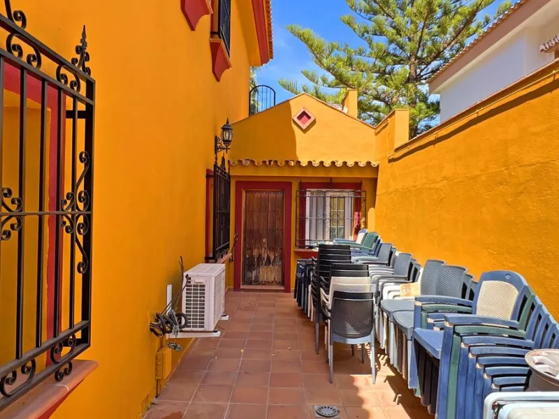 Looking for a new place to call home? This huge villa located in the lower area of La Reserva de Marbella is the perfect choice.