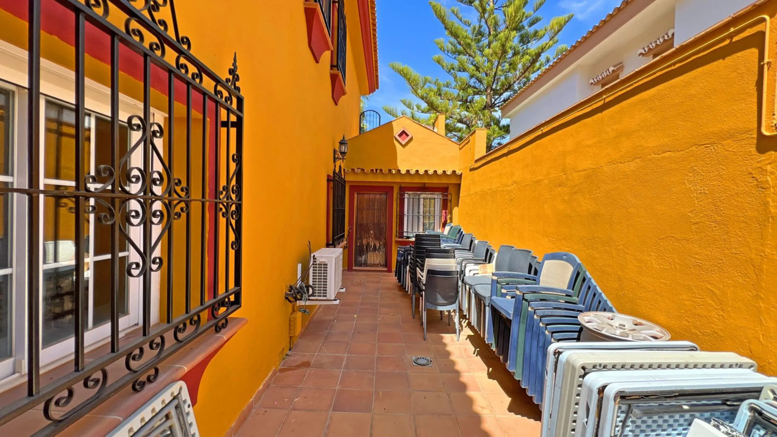 Looking for a new place to call home? This huge villa located in the lower area of La Reserva de Marbella is the perfect choice.