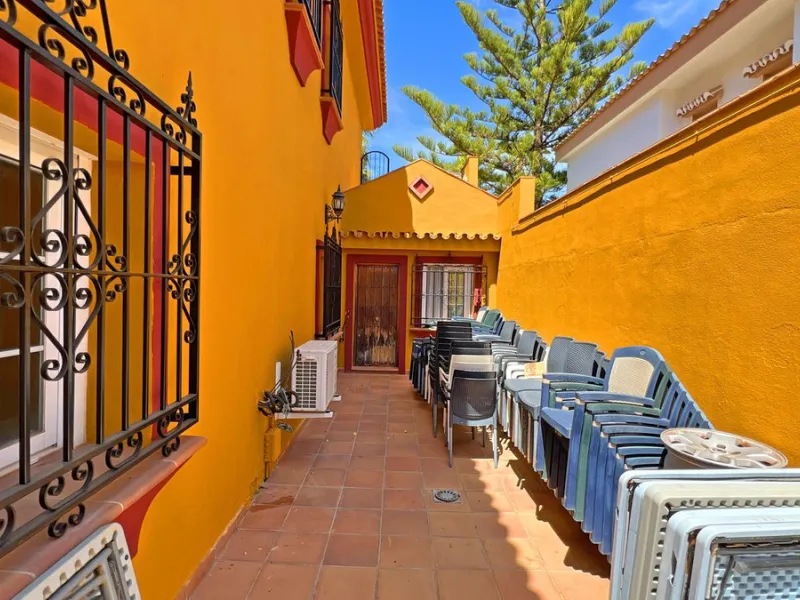 Looking for a new place to call home? This huge villa located in the lower area of La Reserva de Marbella is the perfect choice.