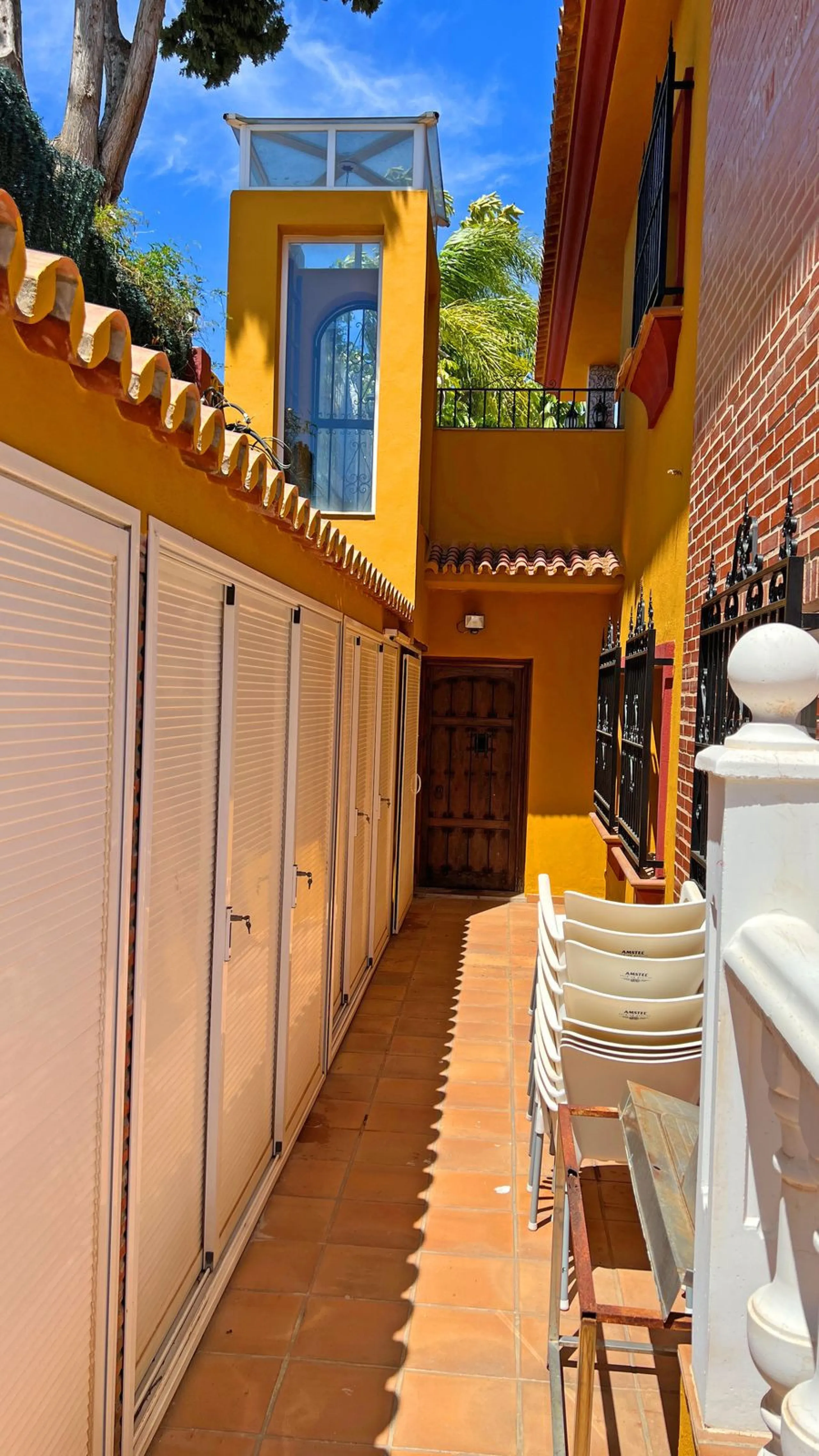 Looking for a new place to call home? This huge villa located in the lower area of La Reserva de Marbella is the perfect choice.