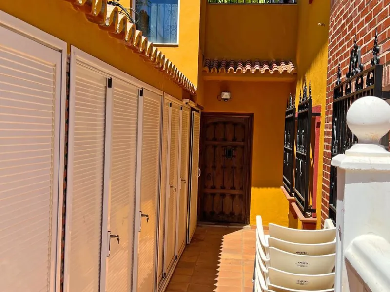 Looking for a new place to call home? This huge villa located in the lower area of La Reserva de Marbella is the perfect choice.