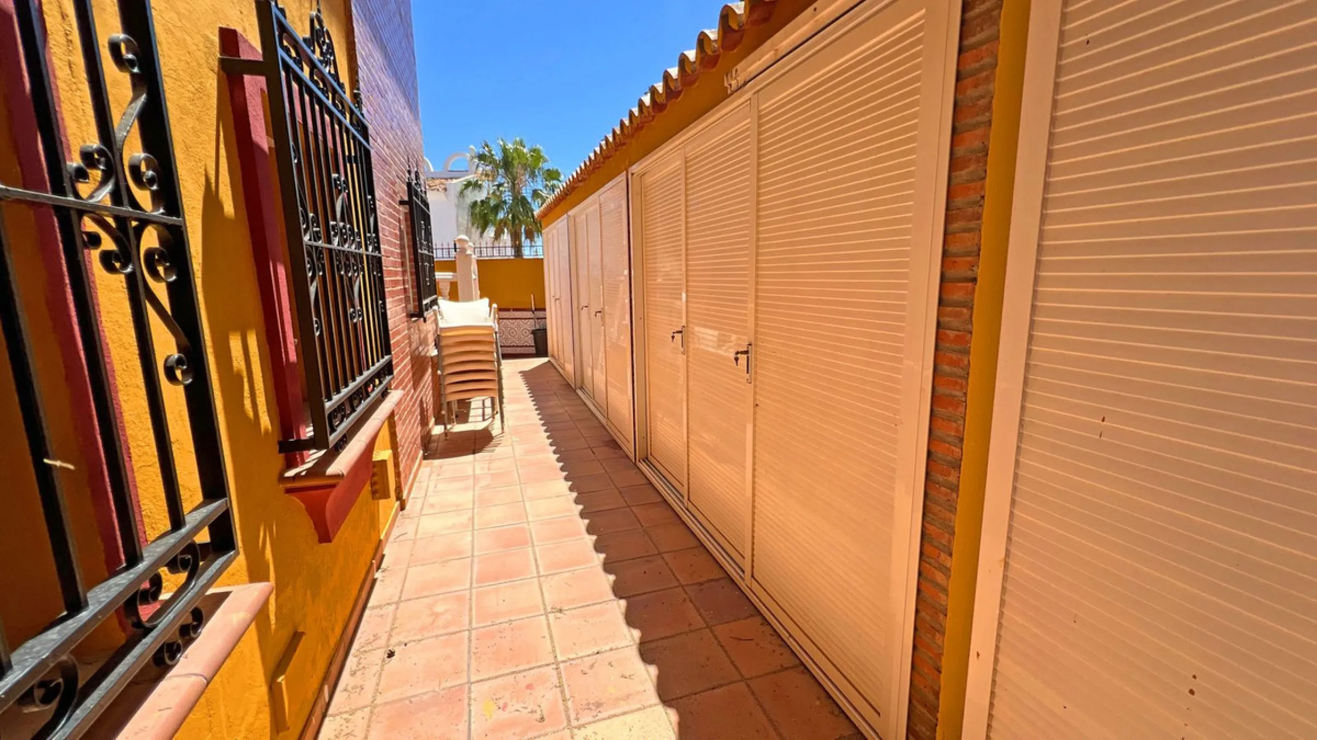 Looking for a new place to call home? This huge villa located in the lower area of La Reserva de Marbella is the perfect choice.