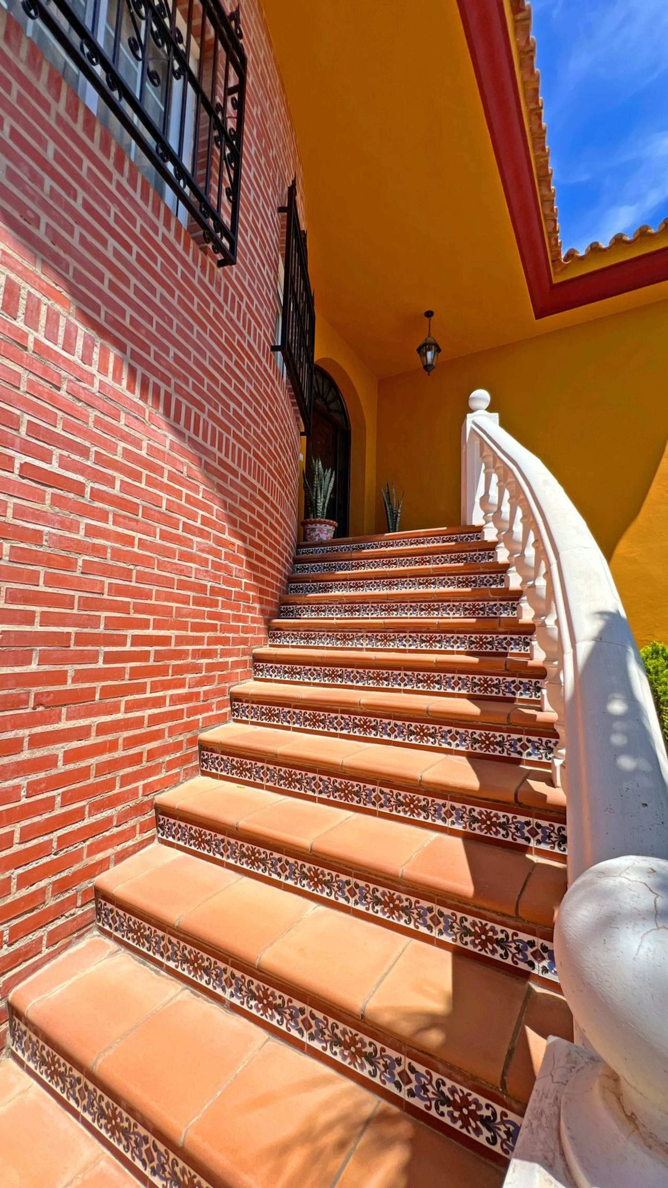 Looking for a new place to call home? This huge villa located in the lower area of La Reserva de Marbella is the perfect choice.