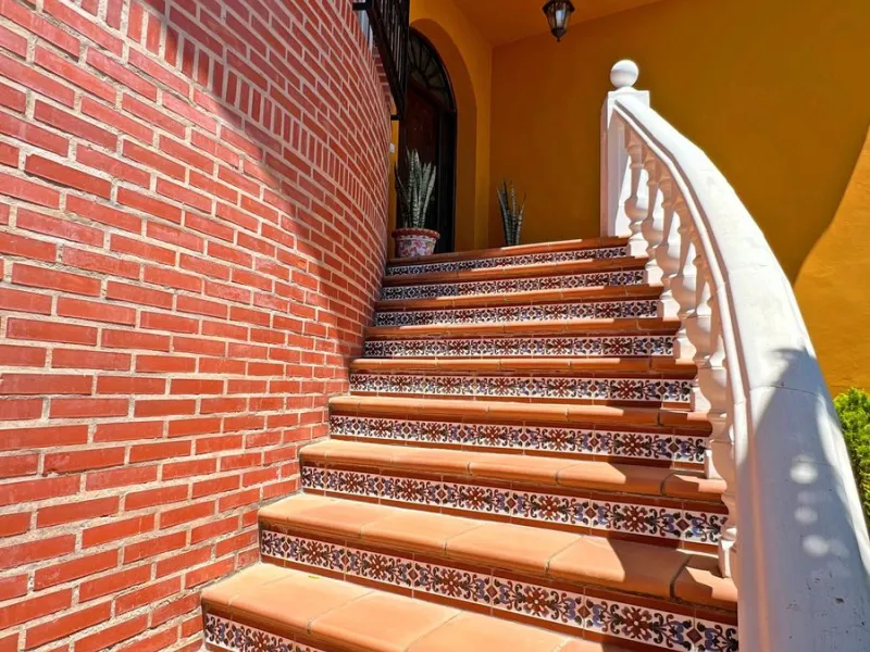 Looking for a new place to call home? This huge villa located in the lower area of La Reserva de Marbella is the perfect choice.