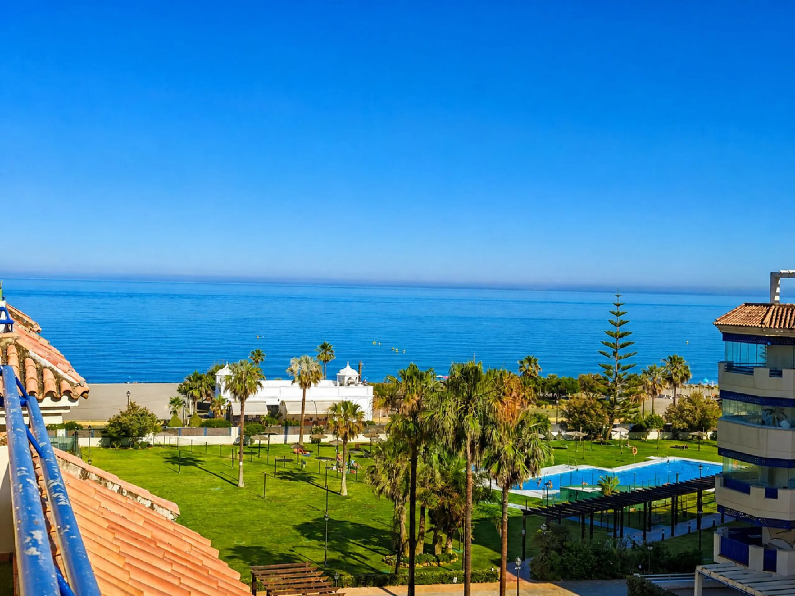 Fantastic 1-bedroom BEACHFRONT penthouse located in the well-known La Noria III development in San Luis de Sabinillas, straight at the beach and surrounded by all amenities.